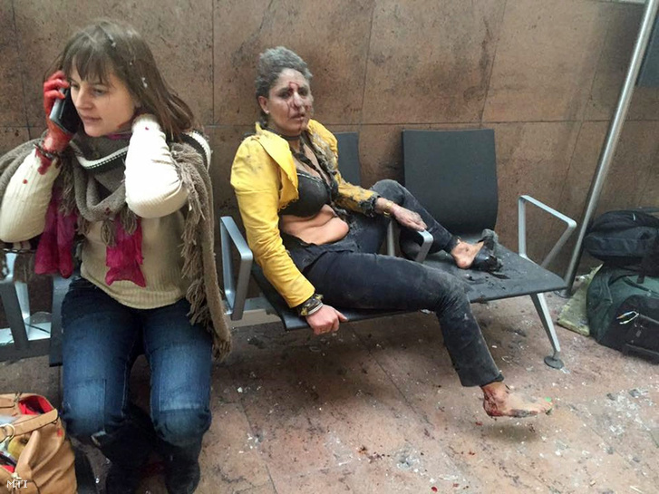 A grúz közszolgálati média által közreadott és Ketevan Kardava által készített kép két sebesült nőről a brüsszeli Zaventem nemzetközi repülõtéren miután kettős robbantás történt 2016. március 22-én.