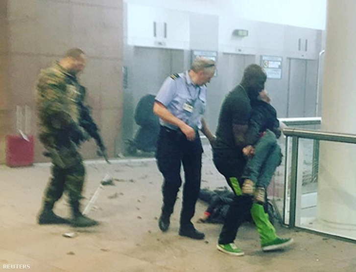 Sérültet visznek ki a Zaventem repülőtérről a robbantást követően