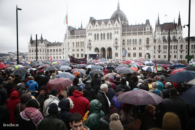 Tanártüntetés március 15.-én a Kossuth téren
