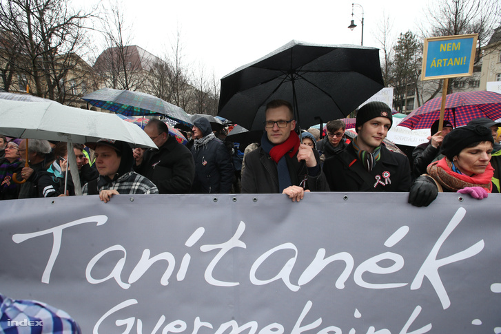 Pukli István a Kossuth térre vonuló tanárok élén március 15-én