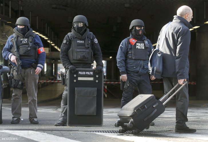 Rohamrendőrök a Midi train brüsszeli állomásán