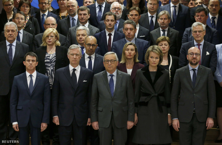 Manuel Valls francia miniszternök (első sor, balról), Fülöp király, Jean-Claude Juncker az EU Bizottság elnöke, Mathilde királyné és a belga miniszterelnök, Charles Michel