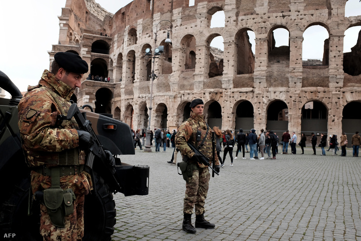 Fegyveres katonák a római Colosseumnál, 2016. március 23-án