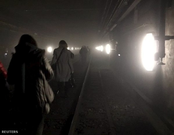 A robbanást követően a szerelvény azonnal megállt, az utasok az alagúton keresztül gyalogoltak ki a metró épületéből