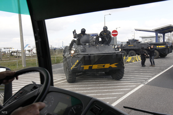 TEK páncélozott autó és fegyveresek a Liszt Ferenc Nemzetközi Repülőtéren 2016. március 22-én
