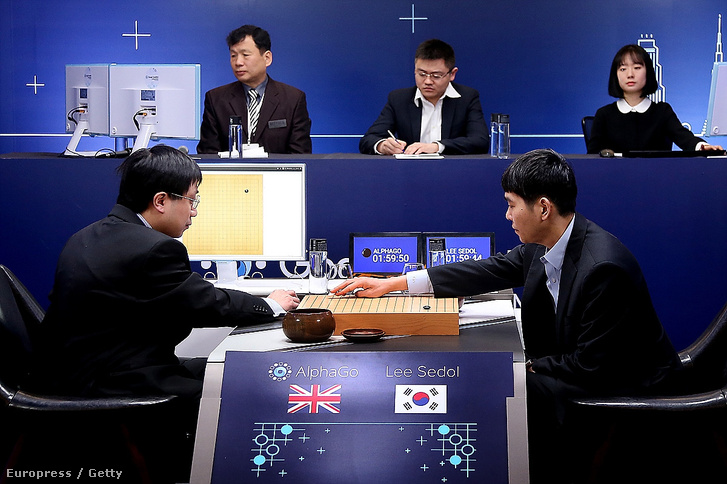 Li Szedolt (jobbra), az elmúlt évtized legjobb profi go játékosát elég egyértelműen helybenhagyta gép, az AlphaGo. Pedig az AlphaGo is hibázott, de sokszor olyan kreatívan tudott visszajönni belőlük, hogy a végén Szedol is bevallotta, hogy át kell értékelnie mindazt, amit a góról tud. Szedol a legelején, a gép korábbi partijainak ismeretében elsöprő győzelmet jósolt saját magának.