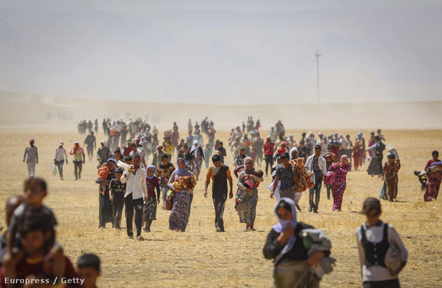 A Szindzsár-hegységbe menekülő jazidiak 2014 augusztusában