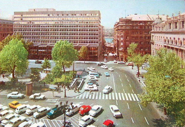 Időutazás: Újból parkoló lesz a Vörösmarty tér, mint a hetvenes években (forrás: mienkahaz.blog.hu)
