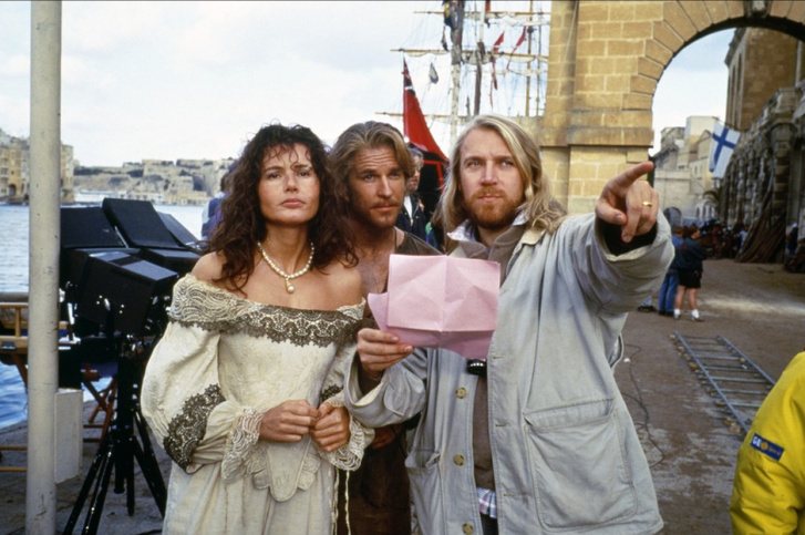 Geena Davis, Matthew Modine és Renny Harlin rendező A kincses sziget kalózai máltai forgatásán