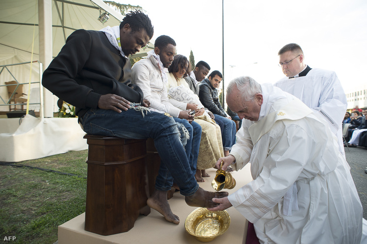 Menekültek lábát mossa a pápa Castelnuovo di Portoban