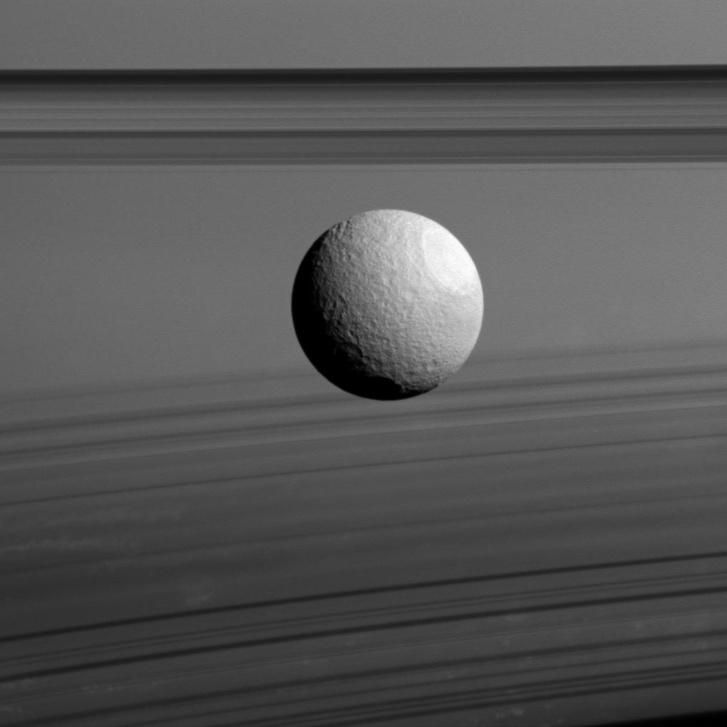 A Szaturnusz előtt elhaladó Tethys a Cassini felvételén
