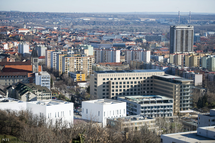 A Pécsi Tudományegyetem felújított 400 ágyas klinikaépülete (középen) Pécsen 2015. január 13-án.