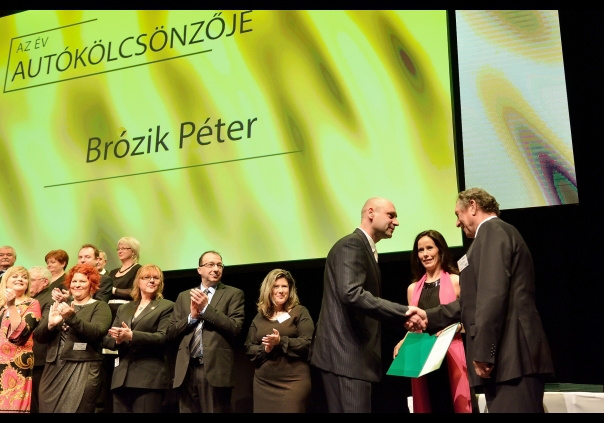 Brózik Péter átveszi „Az év autókölcsönzője” díjat