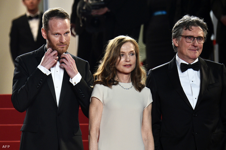 A fészkelődő Joachim Trier, és a profi Isabelle Huppert és Gabriel Byrne a vörös szőnyegen Cannes-ban