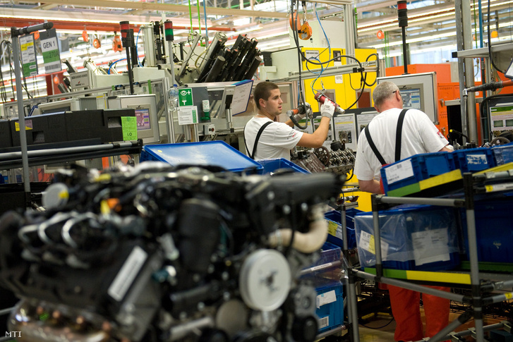 Munkások motorblokkokat szerelnek az Audi gyárban Győrben.