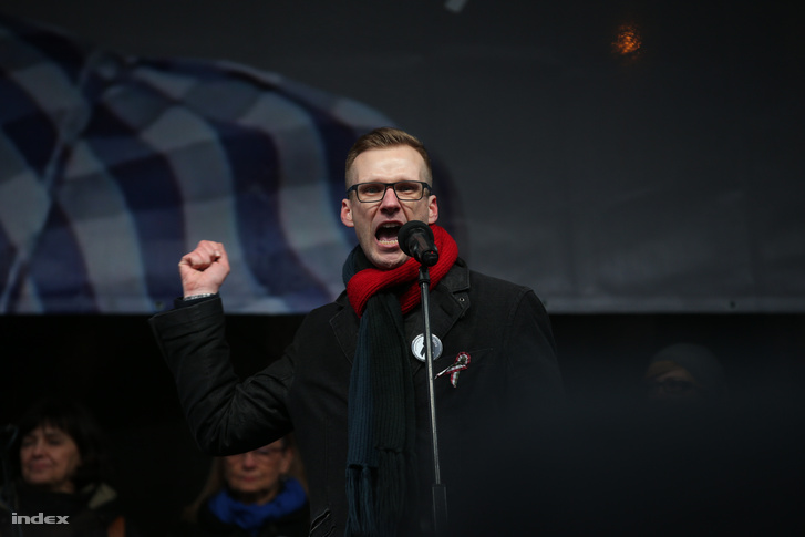 Pukli István, a zuglói Teleki Blanka gimnázium vezetője március 15-én, a Kossuth téren jelentette be a szerda reggeli országos munkabeszüntetést.