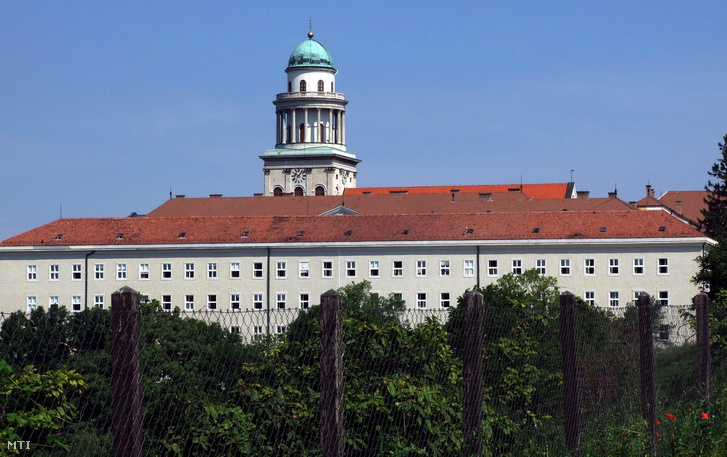 A Pannonhalmi Bencés Gimnázium, Egyházzenei Szakközépiskola és Kollégium a Pannonhalmi Bencés Főapátsággal egybeépült, 1939-ben emelt épülete a Szent Márton-hegyen, a háttérben a bazilika tornya.