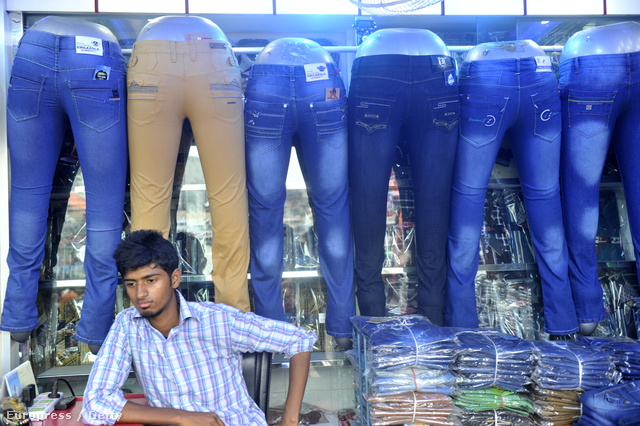 Bangladeshi munkás támasztja a kész termékek polcát