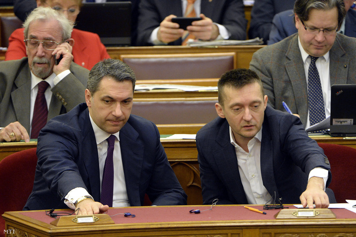 Lázár János Miniszterelnökséget vezető miniszter és Rogán Antal, a Miniszterelnöki Kabinetirodát vezető miniszter szavaz az Országgyűlés plenáris ülésén 2016. március 30-án