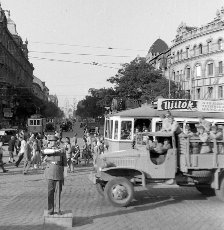 A villamosok 1948-ig az út két oldalán jártak. Itt épp a Váci út előtt irányítja a forgalmat egy rendőr a háború utáni években, a mai Nyugati téri felüljáró helyén. Háttérben a Lehel téri templom
