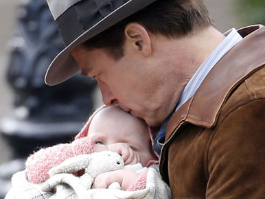 Ettől minden jobb: a sármos Brad Pitt babát puszilgat