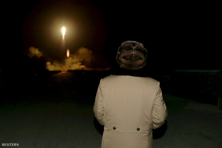 Kim Dzsongun egy ballisztikus rakéta fellövését nézi 2016. március 11-én