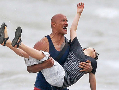Az új Baywatch-ban így ment majd életeket Dwayne Johnson