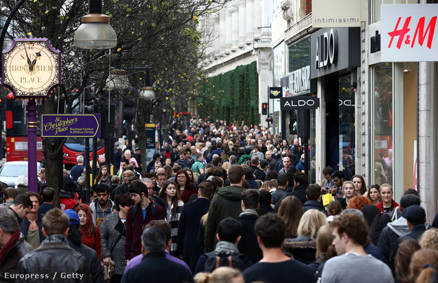 Vásárló tömeg decemberben egy londoni bevásárlóutcában