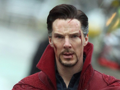 Benedict Cumberbatch nagyon szigorú Dr. Strange köpenyében