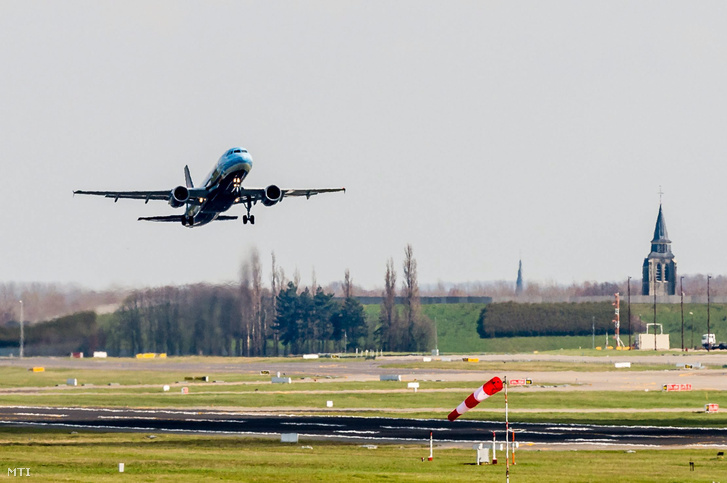 A Brussels Airlines gépe felszállás közben a Zaventem repülőtéren, 2016. április 3-án.