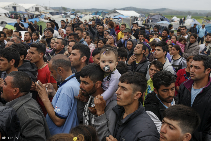 Várakozó menekültek a görög-macedón határon Idomeninél