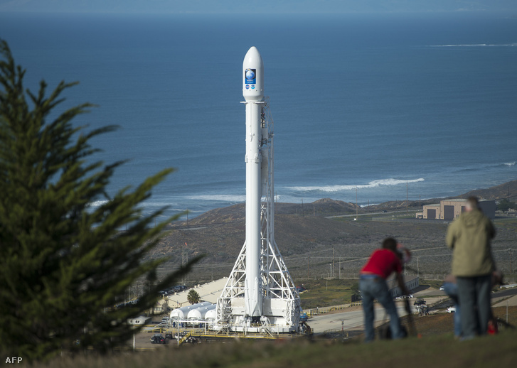 Indításra váró Falcon 9-es rakéta a Vandenberg támaszponton