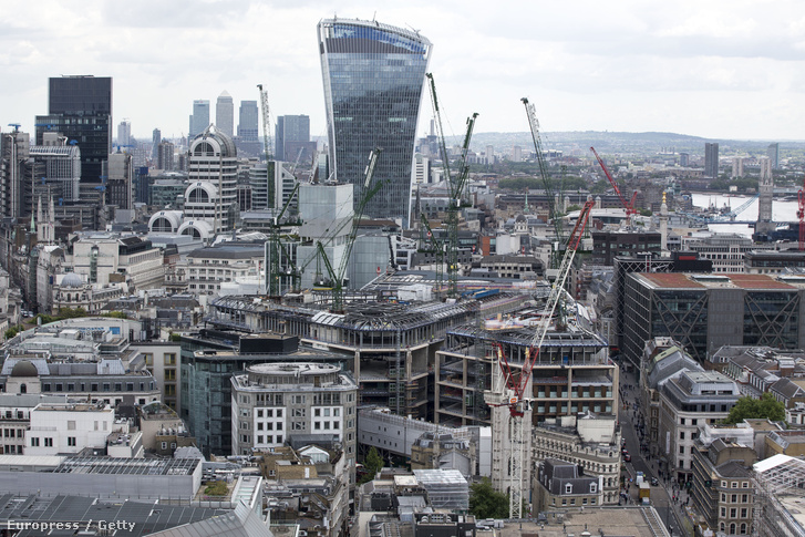 Épülő házak és felhőkarcolók London üzleti negyedében