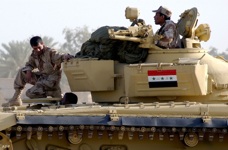 Iraki katonák egy Magyarországtól kapott T-72-esen (2005.)