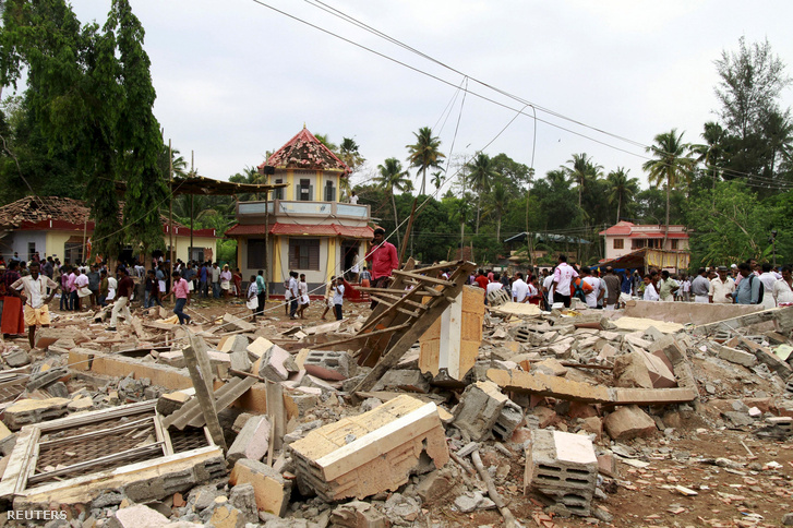 A Puttingal templom romjai a tűz eloltása után Kerala államban