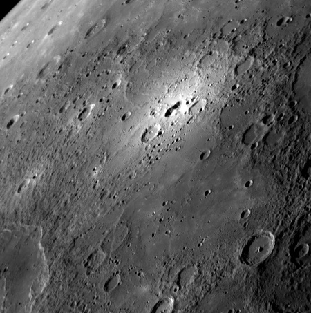 Különös, fényes folt a Merkúron. A kép hozzávetőleg 410 km-es részt ábrázol a felszínből. [NASA/Johns Hopkins University Applied Physics Laboratory/Carnegie Institution of Washington]