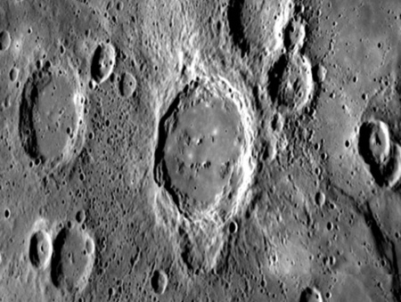 A körülbelül 80 km-s fiatal kráter részben egy tőle délre lévő idősebb és kisebb felszínformációra "telepedett". [NASA/Johns Hopkins University Applied Physics Laboratory/Carnegie Institution of Washington]