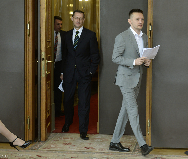 Rogán Antal és Varga Mihály érkezik a kormányülés szünetében tartott rendkívüli sajtótájékoztatóra az Országházban 2016. április 11-én. A Miniszterelnöki Kabinetirodát vezető miniszter bejelentette: a kormány azt javasolja hogy a parlament vonja vissza a vasárnapi munkavégzés tilalmáról szóló törvényi szabályozást.