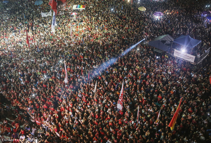 Kormányellenes tömegtüntetés Rióban április 12-én