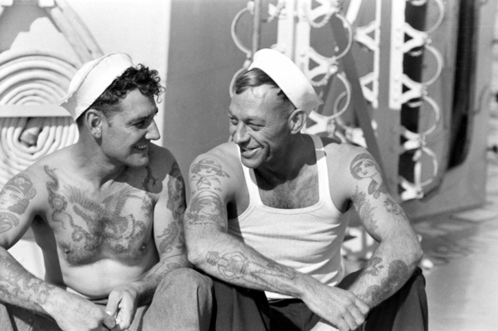 Tetovált matrózok nevetnek valamin a USS Breckinridge fedélzetén (1940. )