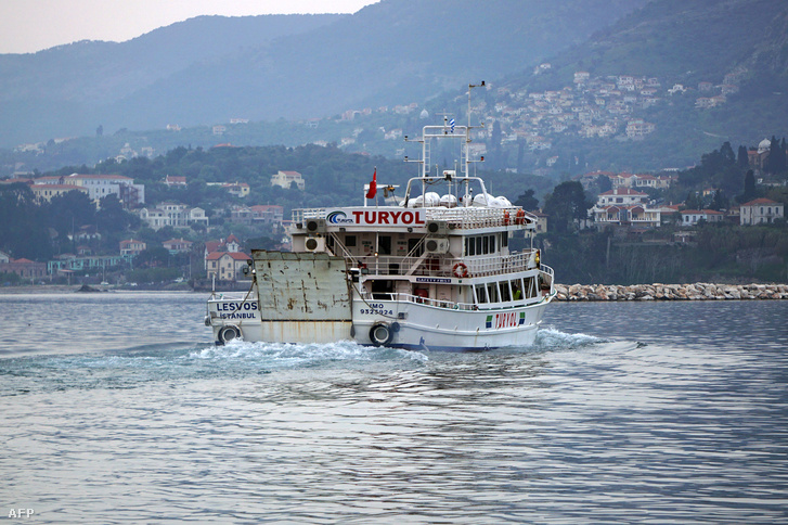 Menekülteket visszaszállító török komp hagyja el a görög kikötőt