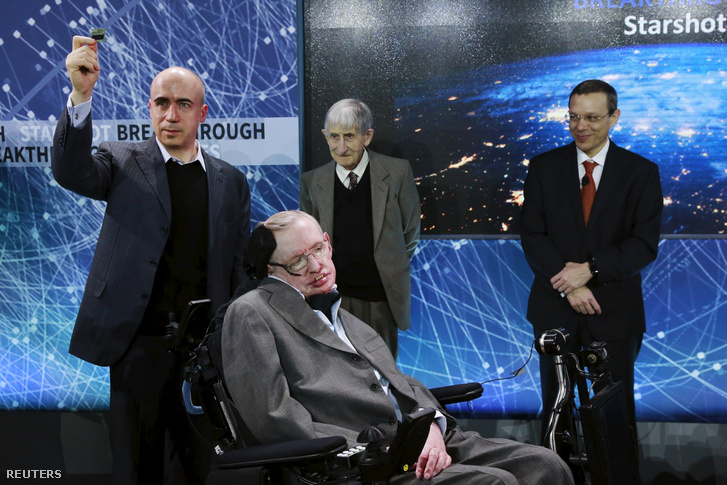 Yuri Milner, Freeman Dyson, Avi Loeb és Stephen Hawinkg a Breakthrough Starshot sajtótájékoztatóján.