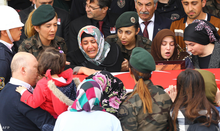 A török biztonsági erők tagjainak temetése Ankarában, 2016. április 8-án.  Egy nappal korábban kurd fegyveresek ölték meg a biztonsági erők öt tagját egy, az ország délkeleti részén lévő, katonai zár alá helyezett városban, ahol bombatámadásokat követően fegyveres összecsapásra került sor.