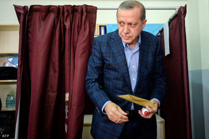 Recep Tayyip Erdoğan török elnök a szavazófülkében, 2015. november 1-én, Isztambulban. A kormánypárt meglepően nagy győzelmet aratott a parlamenti választásokon.