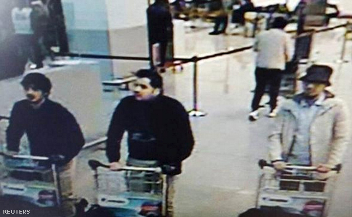 A merénylők a brüsszeli repülőtéren a robbantások előtt.
