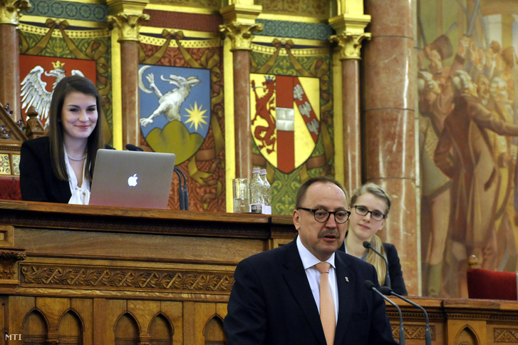 Németh Zsolt, az Országgyűlés külügyi bizottságának elnöke beszédet mond a Hogyan működik az Európai Parlament elnevezésű rendezvényen Országház Felsőházi üléstermében 2016. április 14-én.