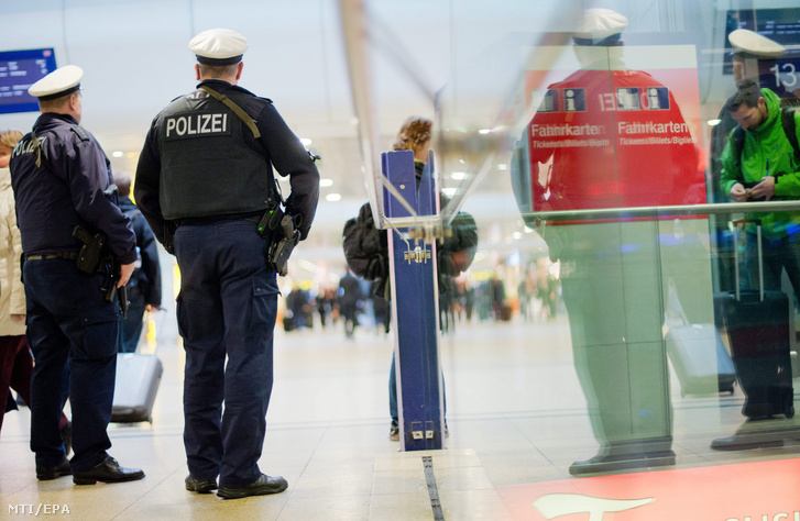 Fegyveres rendõrök a hannoveri központi pályaudvaron.