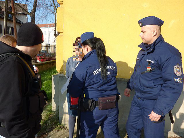 A Soproni Rendőrkapitányság csalás gyanúja miatt egy 45 éves férfival és egy 29 éves nővel, valamint egy 31 éves férfi bűntársukkal szemben folytat nyomozást -  az időskorú női sértetteket vonalas telefonszámukon egy női hang hívta fel, aki hol unokájukként, hol pedig lánygyermekükként igazolta magát.