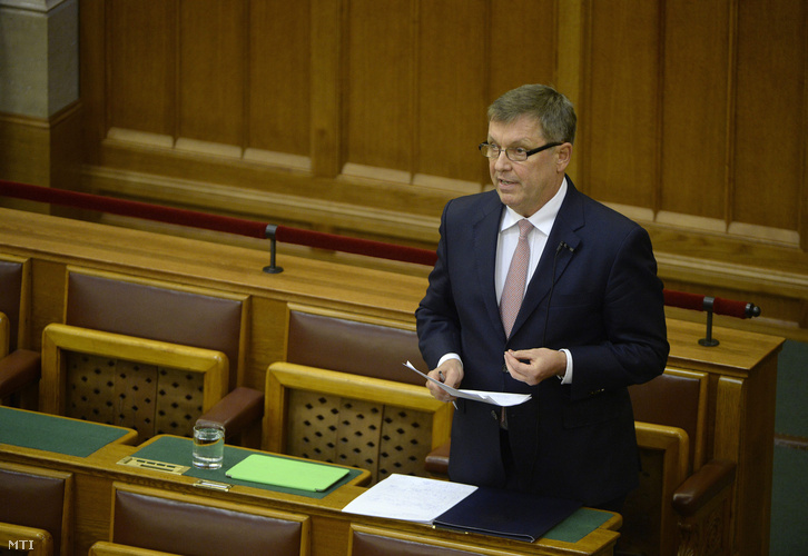 Matolcsy György, a Magyar Nemzeti Bank elnöke kérdésre válaszol az Országgyűlés plenáris ülésén 2016. április 4-én.