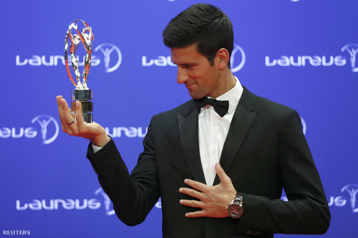 Novak Djokovic a legjobb férfi sportoló díjjal a Laureus Sport Világdíjak átadóján, 2016. április 18-án.